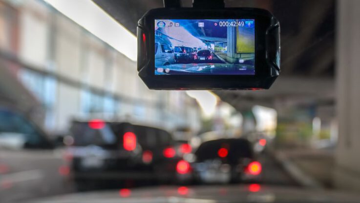 Sicher unterwegs: Wie eine Dashcam zur Autoüberwachung beiträgt